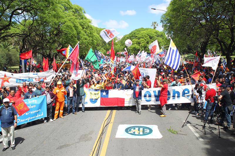  Des milliers de syndicalistes de A.Latina dÃ©filent en Uruguay contre le nÃ©olibÃ©ralisme