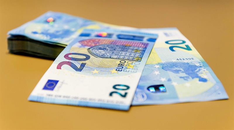  L'euro chute Ã  1.1649 dollars