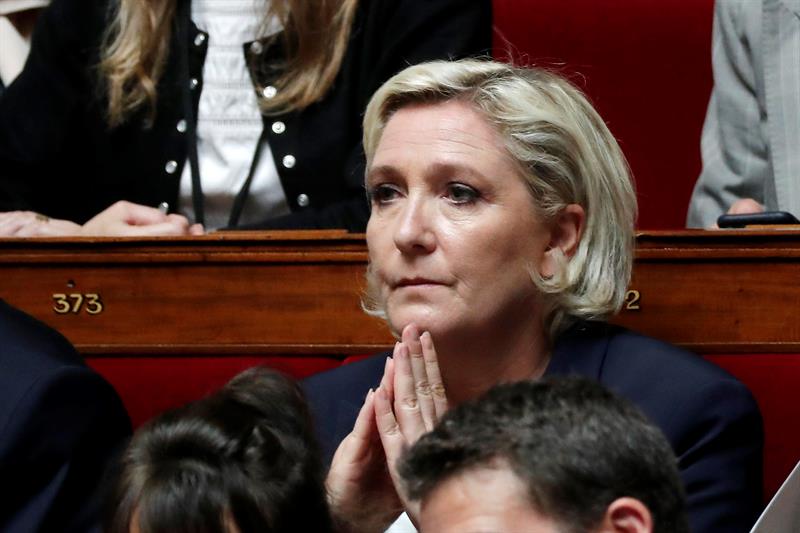  Le FN et Marine Le Pen, banque privÃ©e, dÃ©noncent une opÃ©ration politique